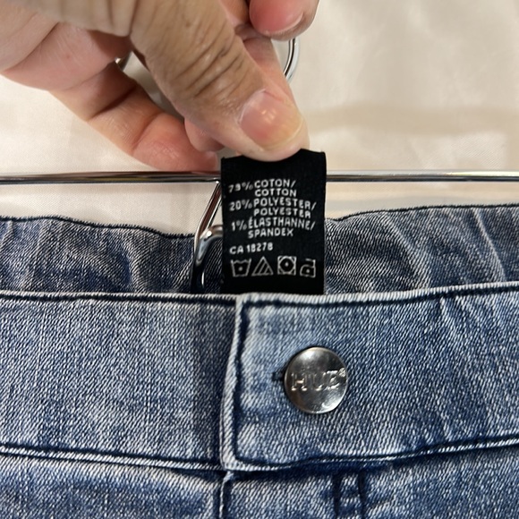 Hue Stretchy Pull On Jeans Size Medium - Picture 4 of 5